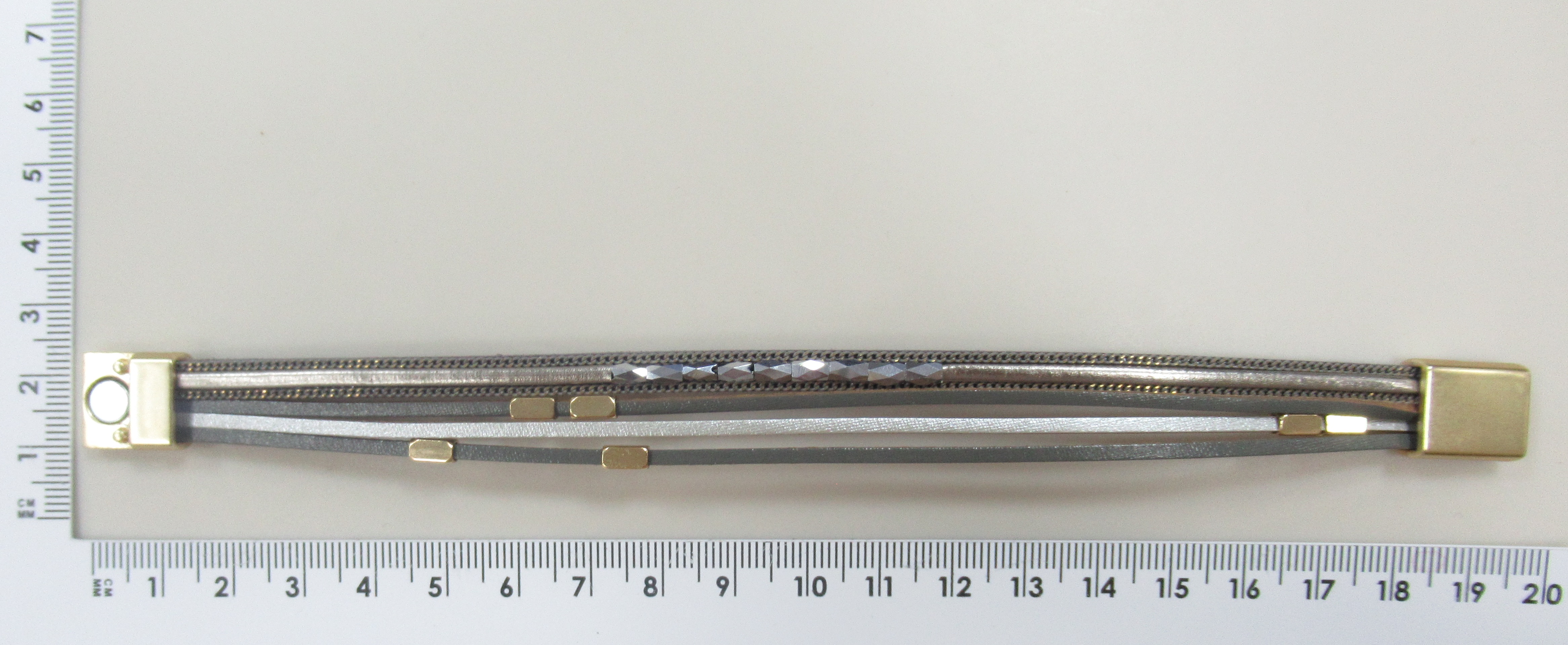 Бижутерный браслет с кожей